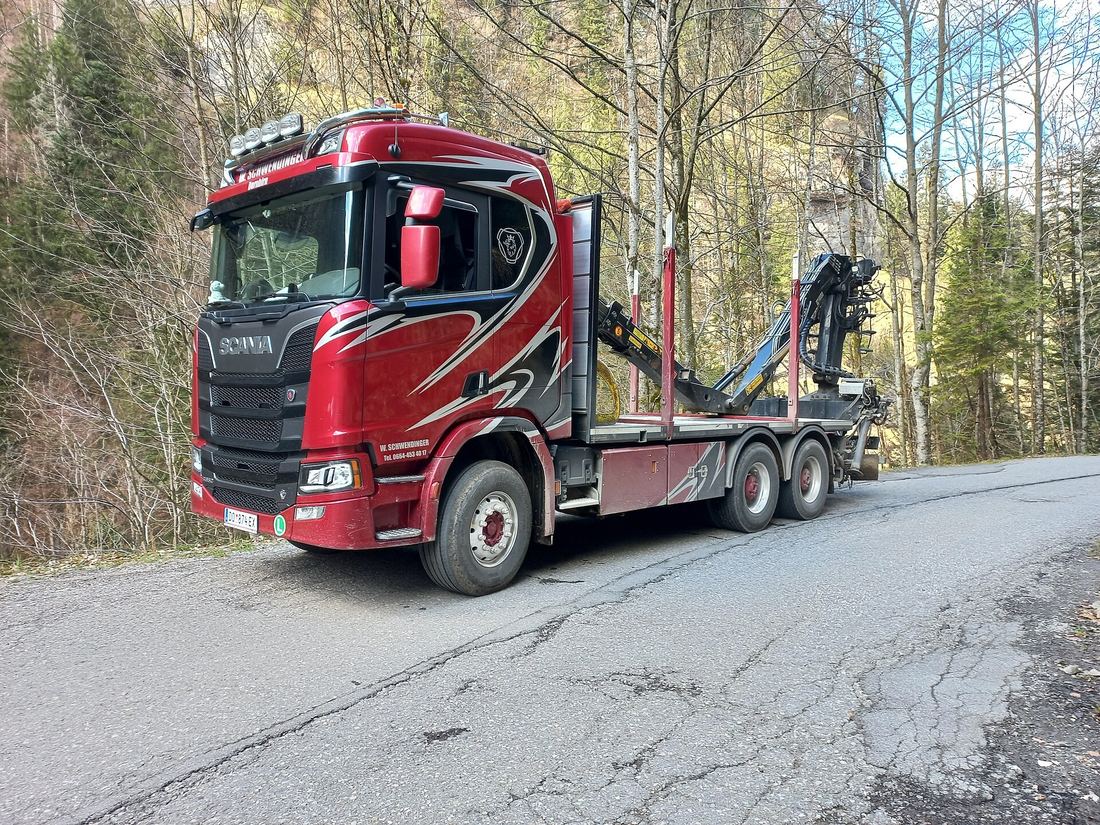 Modern Scania kranbil med lastbilskran för lyft i Västerås
