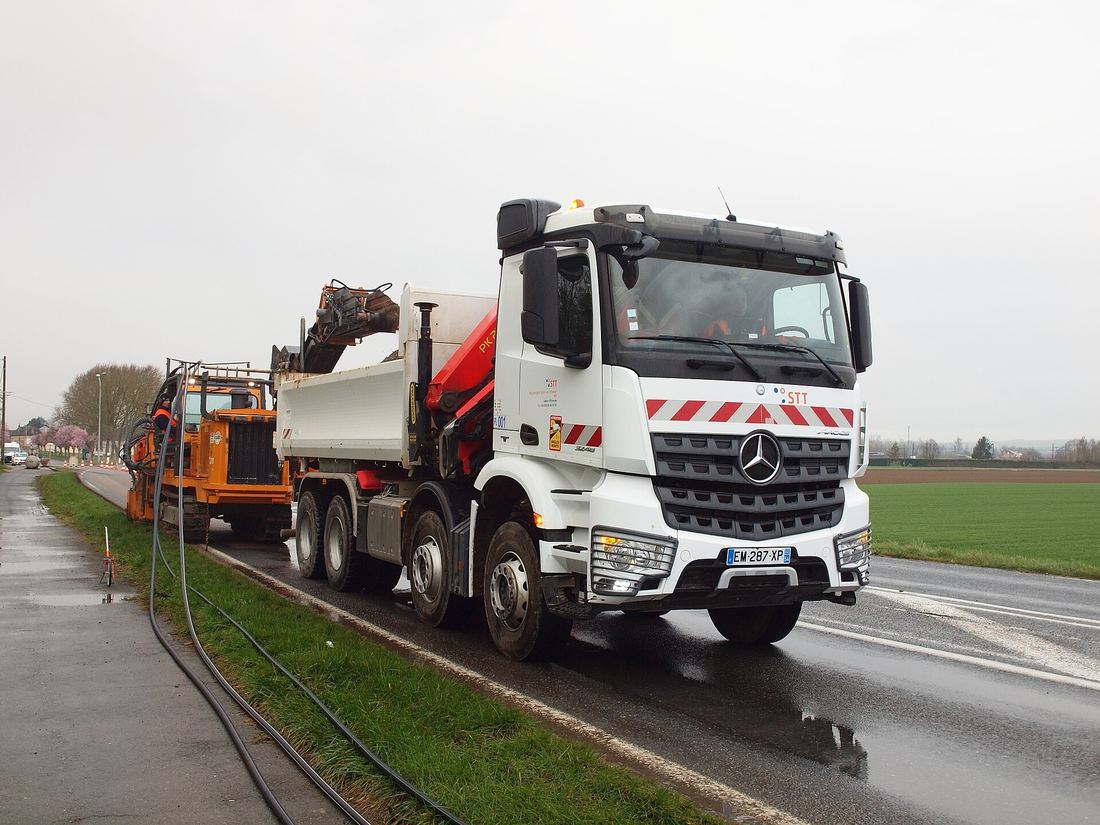 Kranbil (Mercedes-Benz Arocs) med Palfinger-kran vid bygg- och vägarbete i Västerås